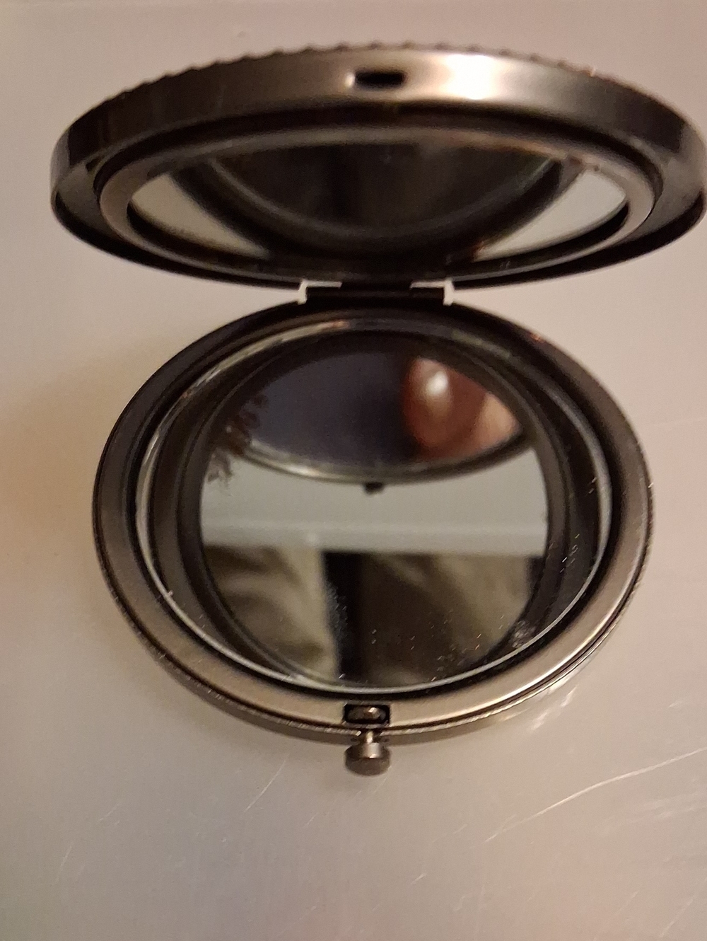 Vintage Compact Mirror in Metallic Silver